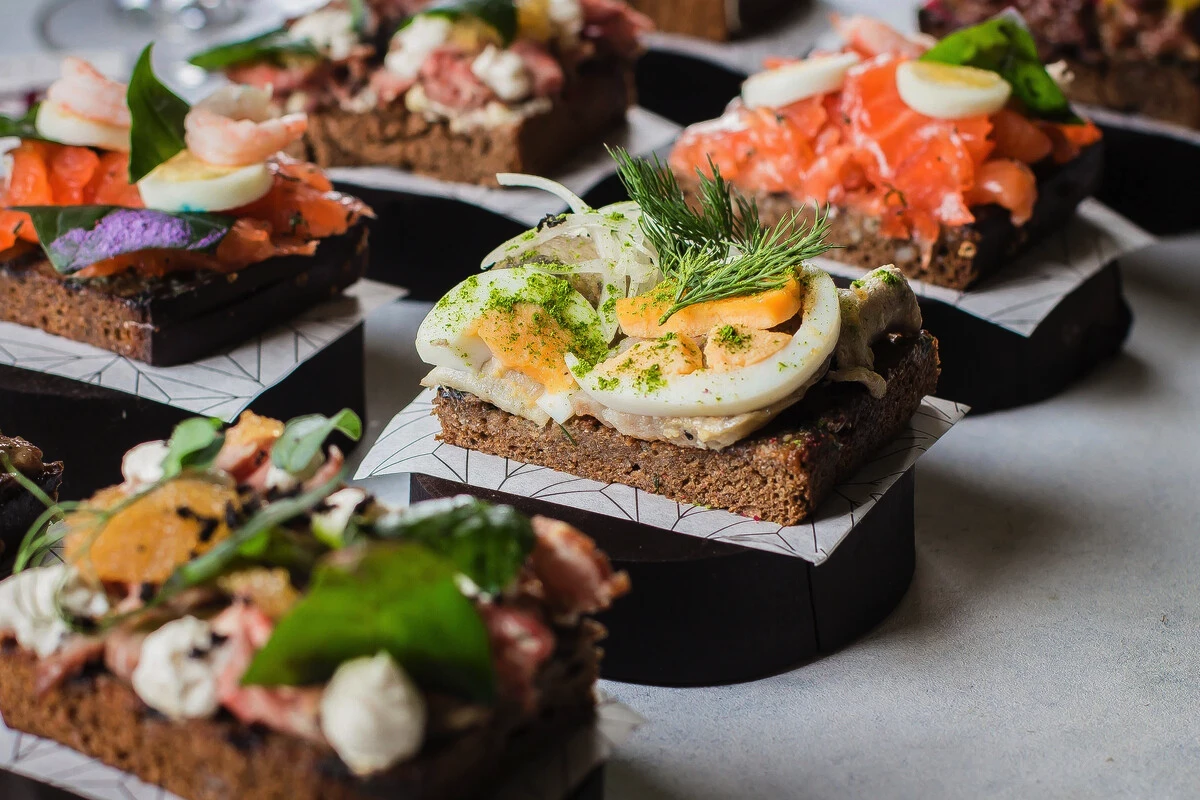 Smørrebrød: Danmarks åbne mad-magi på rugbrød!