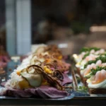 Smørrebrød: Danmarks åbne mad-magi på rugbrød!