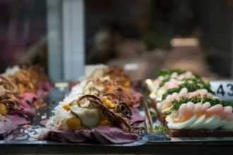 Smørrebrød: Danmarks åbne mad-magi på rugbrød!