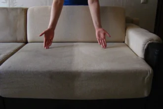 Dine sofa som ny – uden kemirens: 1 liter kogende vand + 2 skeer "guldstøv" gør mirakler!