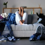 Den danske “kaos-oprydning, der får selv de værste rodehoveder til at smile, mens de gør rent