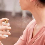 Du har sikkert sprayet parfume det helt forkerte sted hele dit liv – lægerne advarer: Hold den væk fra halsen, hvis du vil passe på dine hormoner