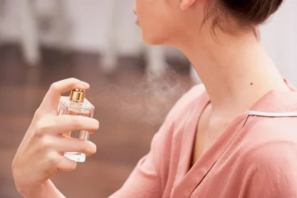 Du har sikkert sprayet parfume det helt forkerte sted hele dit liv – lægerne advarer: Hold den væk fra halsen, hvis du vil passe på dine hormoner