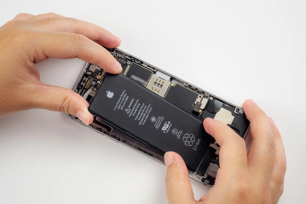 Insidermand afslører, hvad der stopper Apple fra at sætte store batterier i iPhone: Hvad har fly at gøre med det?