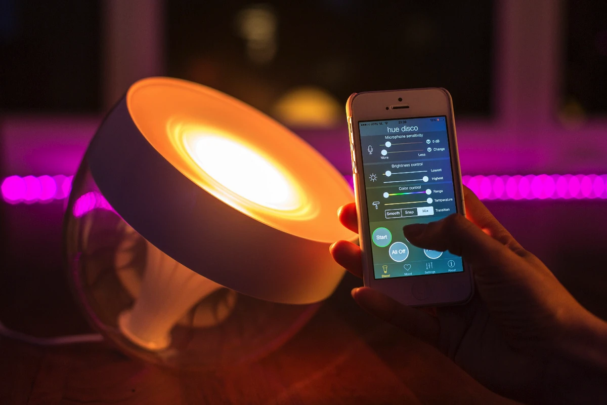 Den smarte lampe, der selv fatter dit humør – danske ingeniører gør det igen