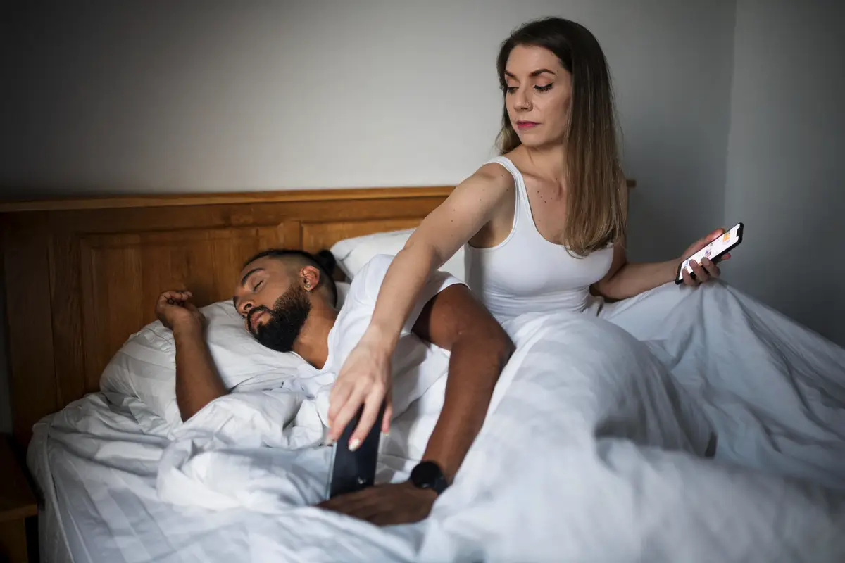 4 skjulte tegn på, at din partner har størst risiko for at være utro – ifølge ny forskning