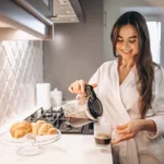 Tilføj disse ingredienser i kaffen – og den bliver både lækrere og sundere på én gang!