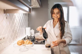 Tilføj disse ingredienser i kaffen – og den bliver både lækrere og sundere på én gang!