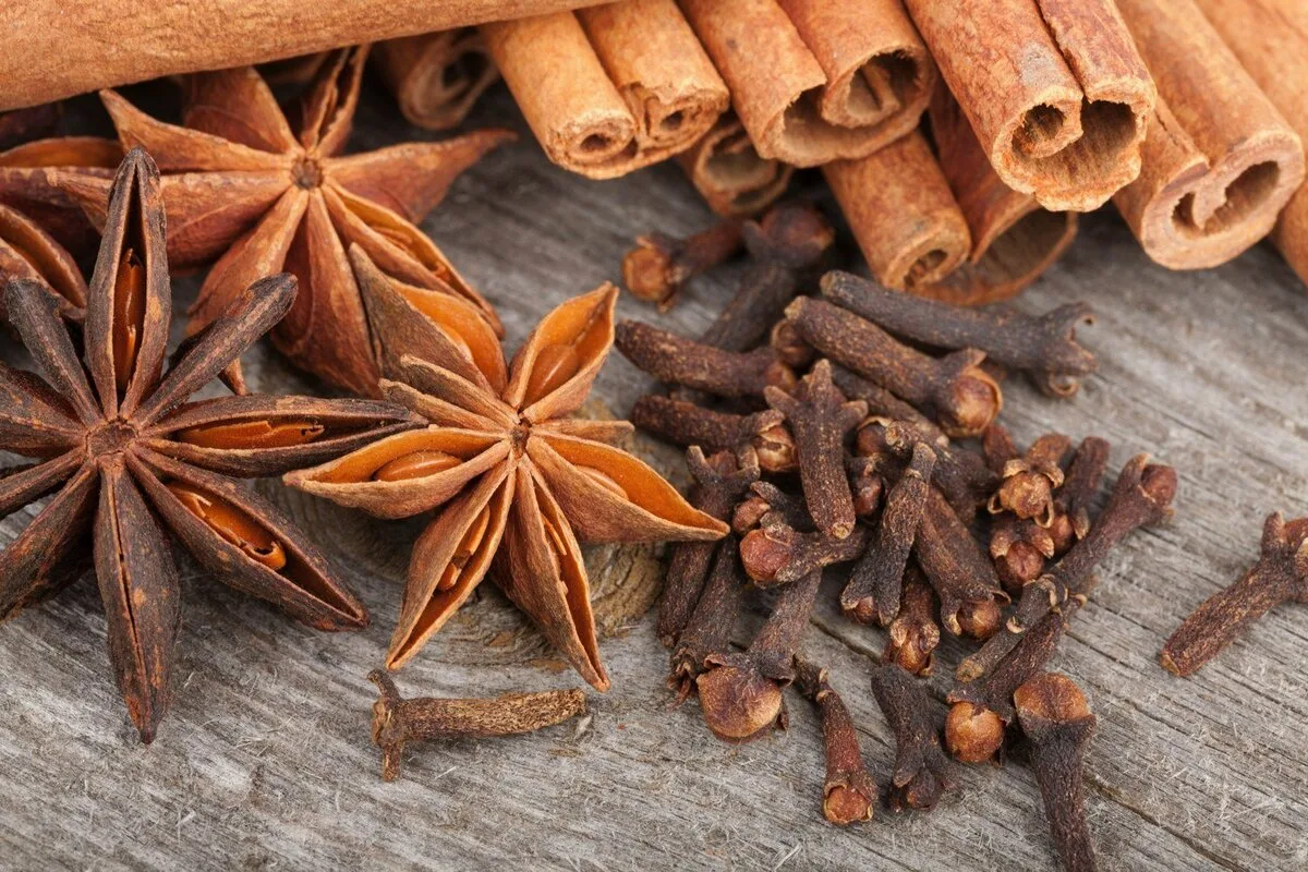 Tilføj disse ingredienser i kaffen – og den bliver både lækrere og sundere på én gang!