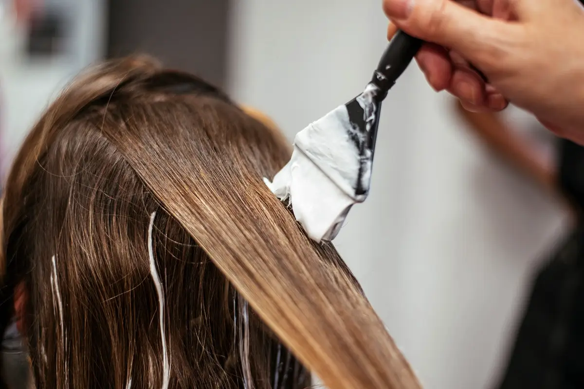 Få gyldne, solkysede striber med en helt naturlig blondtone hjemme i køkkenet