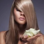Få gyldne, solkysede striber med en helt naturlig blondtone hjemme i køkkenet