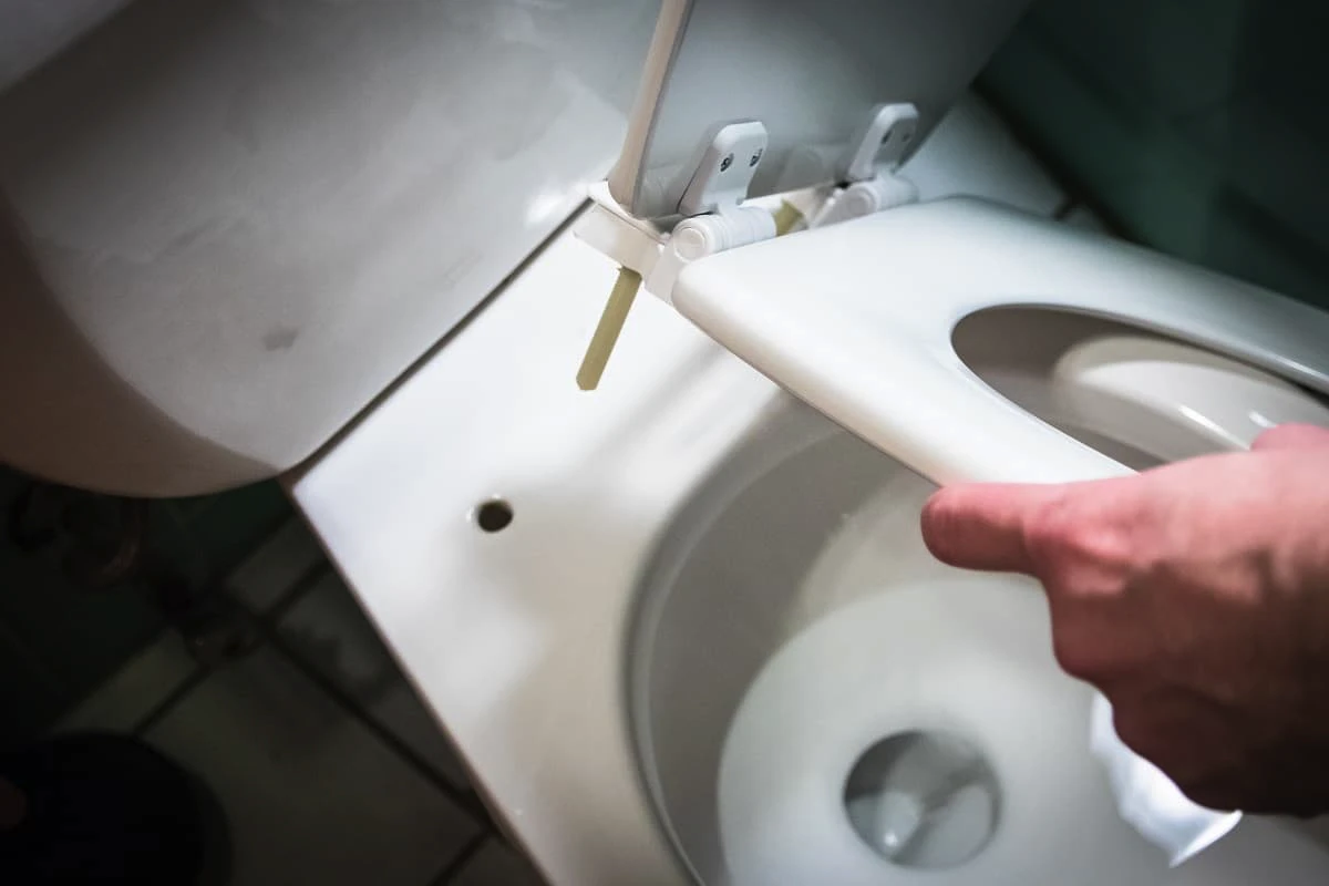 Hvorfor du aldrig hører et toiletsmæk i et dansk hjem
