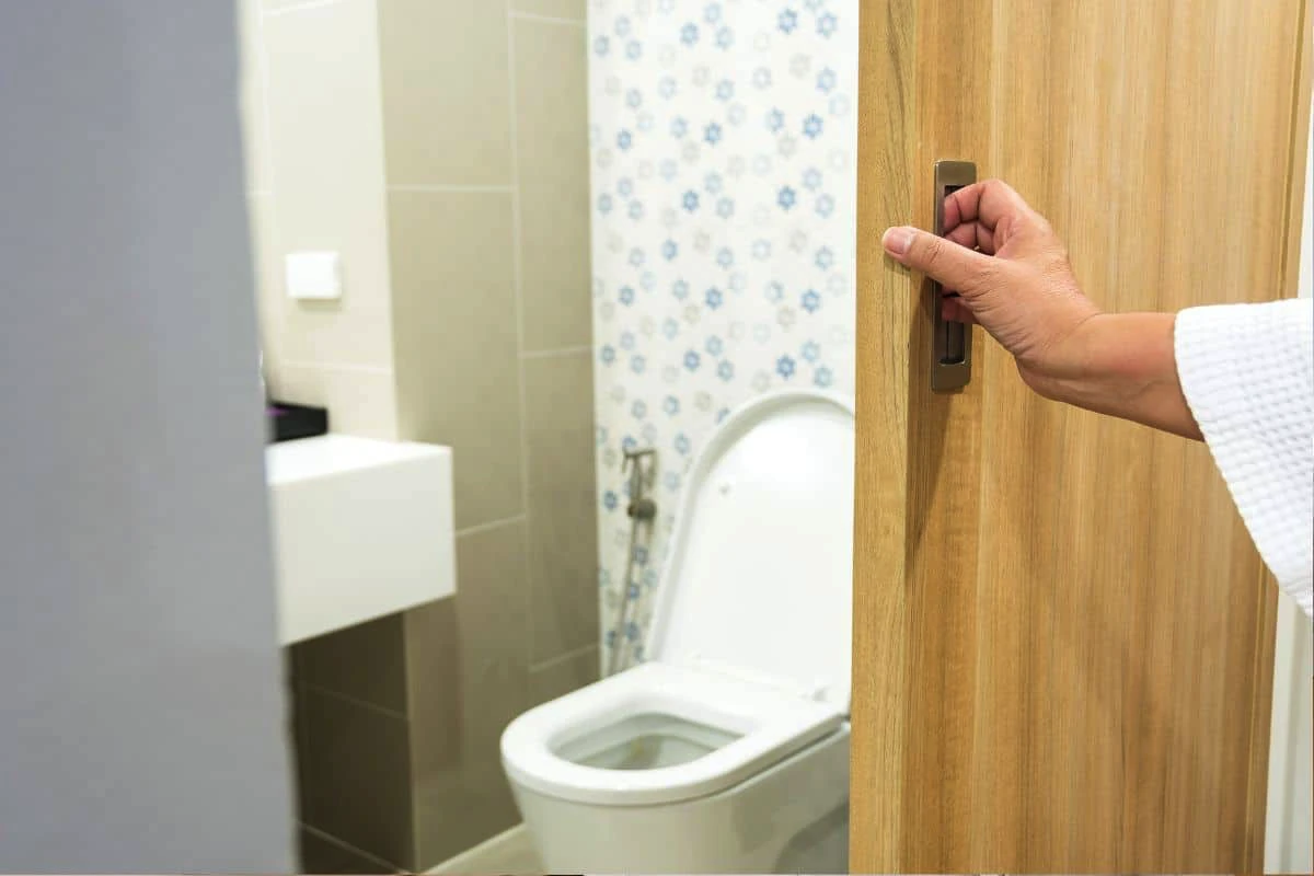 Hvorfor du aldrig hører et toiletsmæk i et dansk hjem