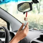 Lav din egen bilparfume – få bilen til at dufte fantastisk med få ingredienser