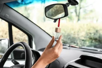Lav din egen bilparfume – få bilen til at dufte fantastisk med få ingredienser