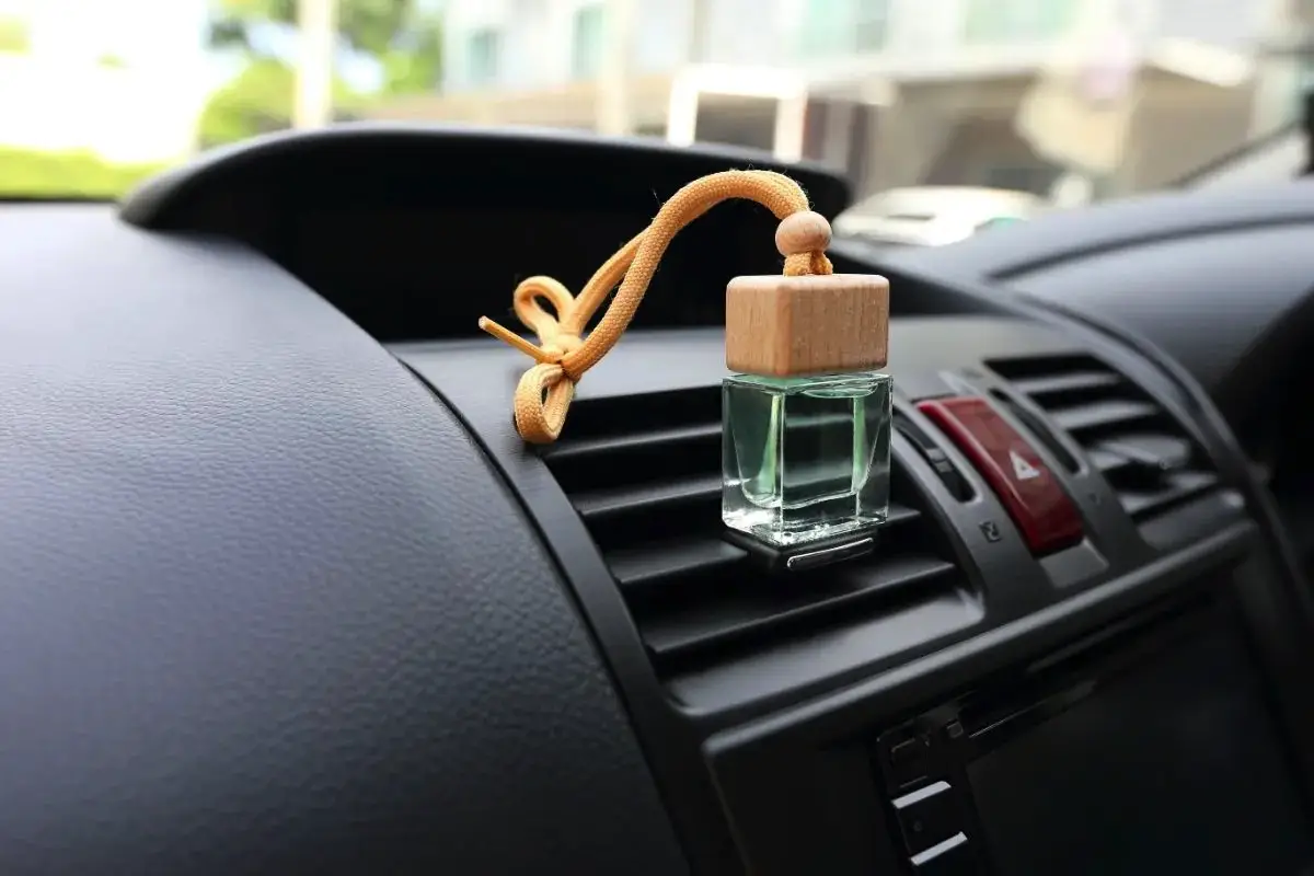 Lav din egen bilparfume – få bilen til at dufte fantastisk med få ingredienser