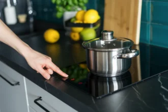 Glas-kogepladen: Disse gryder og pander må du ALDRIG sætte på – de ødelægger alt!