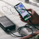 Hvad du aldrig skal lade fra en powerbank – og hvorfor det kan gå galt!