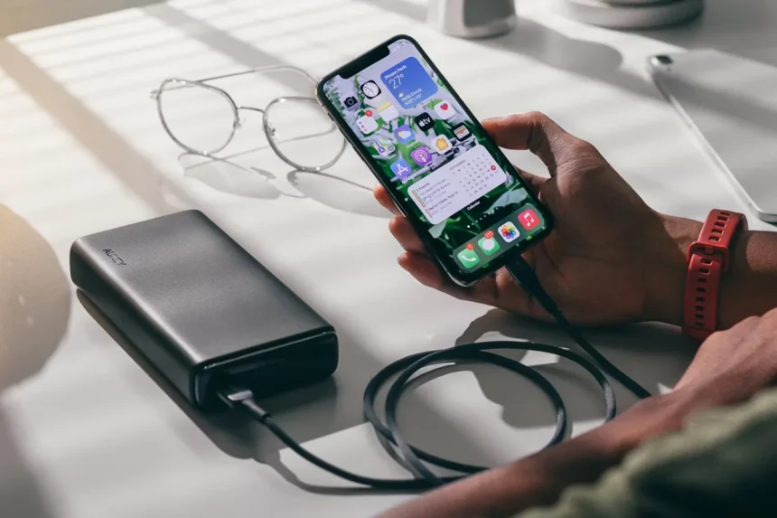 Hvad du aldrig skal lade fra en powerbank – og hvorfor det kan gå galt!