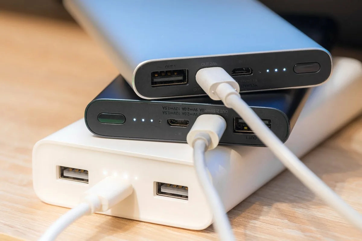 Hvad du aldrig skal lade fra en powerbank – og hvorfor det kan gå galt!