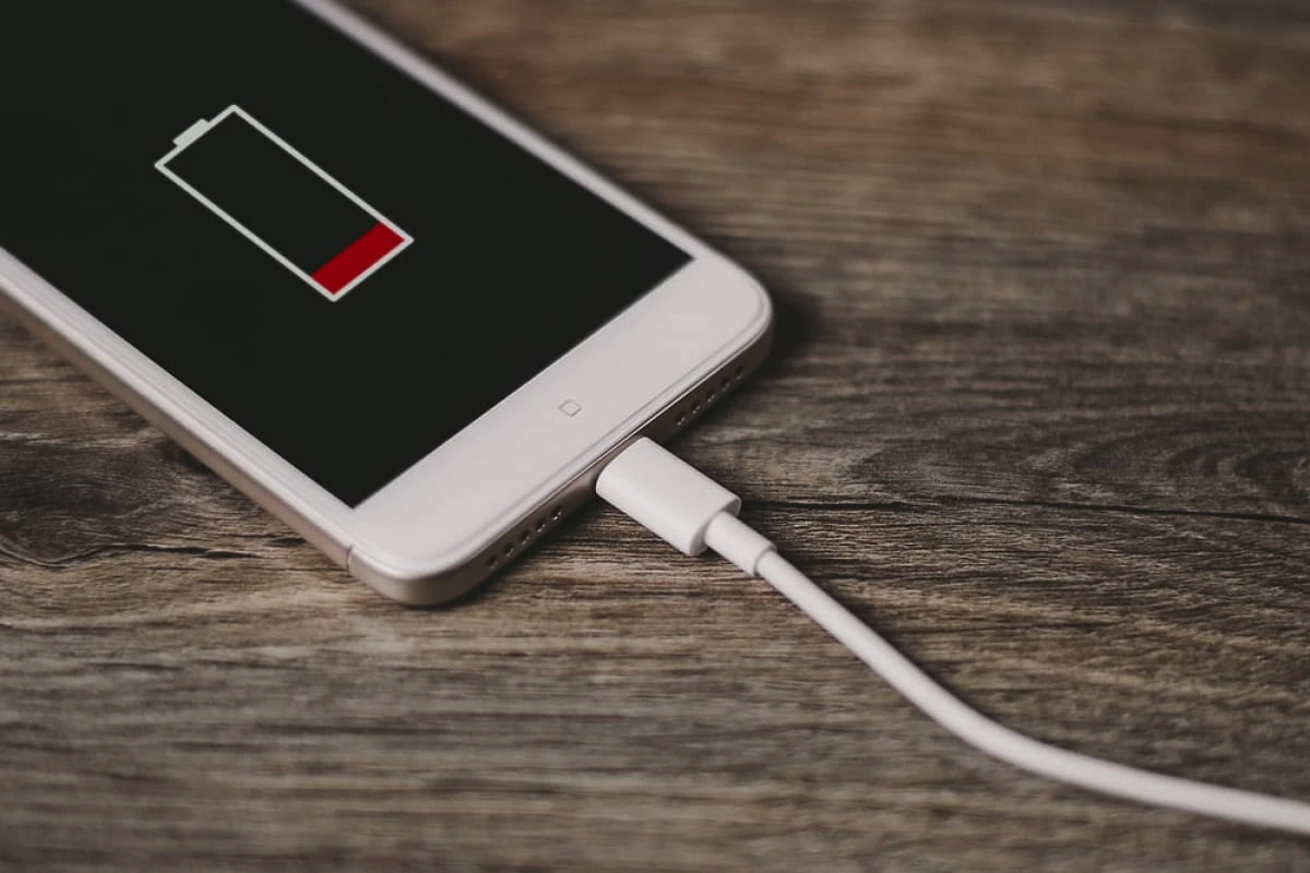 Hvad du aldrig skal lade fra en powerbank – og hvorfor det kan gå galt!