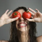 Tomatmasken, der får din hud til at stråle som om du lige har været på spa – og du har alt i køleskabet
