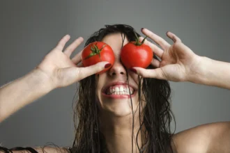 Tomatmasken, der får din hud til at stråle som om du lige har været på spa – og du har alt i køleskabet