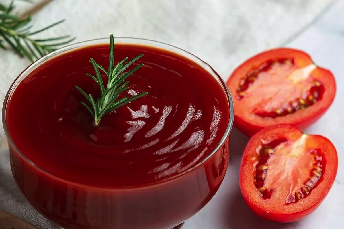 Tomatmasken, der får din hud til at stråle som om du lige har været på spa – og du har alt i køleskabet