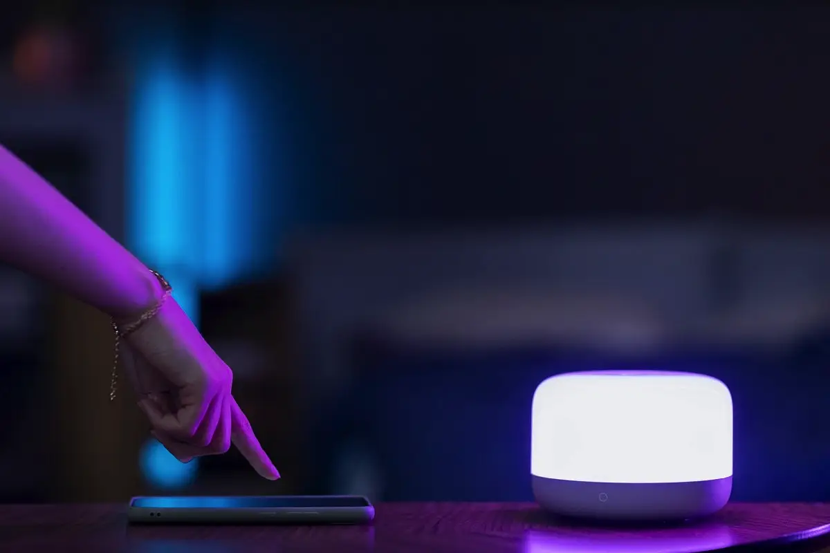 Sådan sparer en smart lampe rigtig strøm i et almindeligt hjem