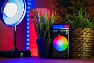 Sådan sparer en smart lampe rigtig strøm i et almindeligt hjem