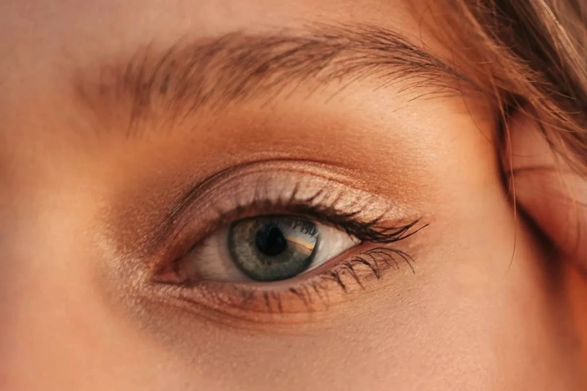 Den nye makeup-trend, der får din blik til at se 10 år yngre ud – og alle kan lave den!