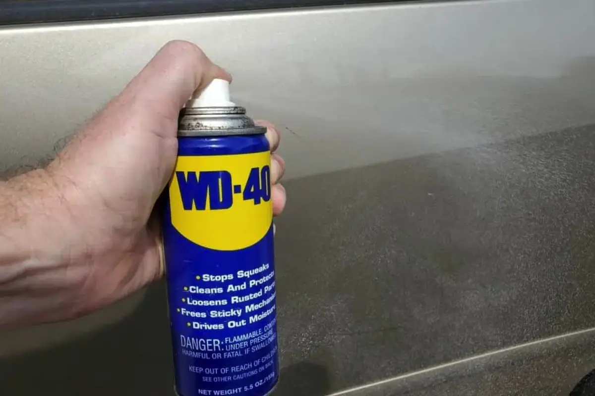 Hvor du ALDRIG skal sprøjte WD-40 på bilen: Råd fra en erfaren dansk værkstedsejer