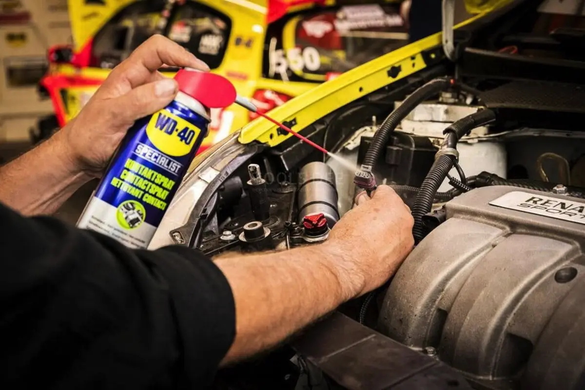 Hvor du ALDRIG skal sprøjte WD-40 på bilen: Råd fra en erfaren dansk værkstedsejer
