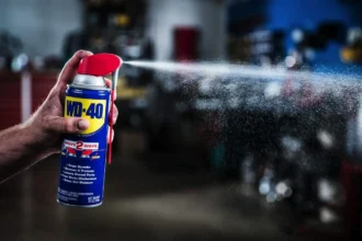Hvor du ALDRIG skal sprøjte WD-40 på bilen: Råd fra en erfaren dansk værkstedsejer