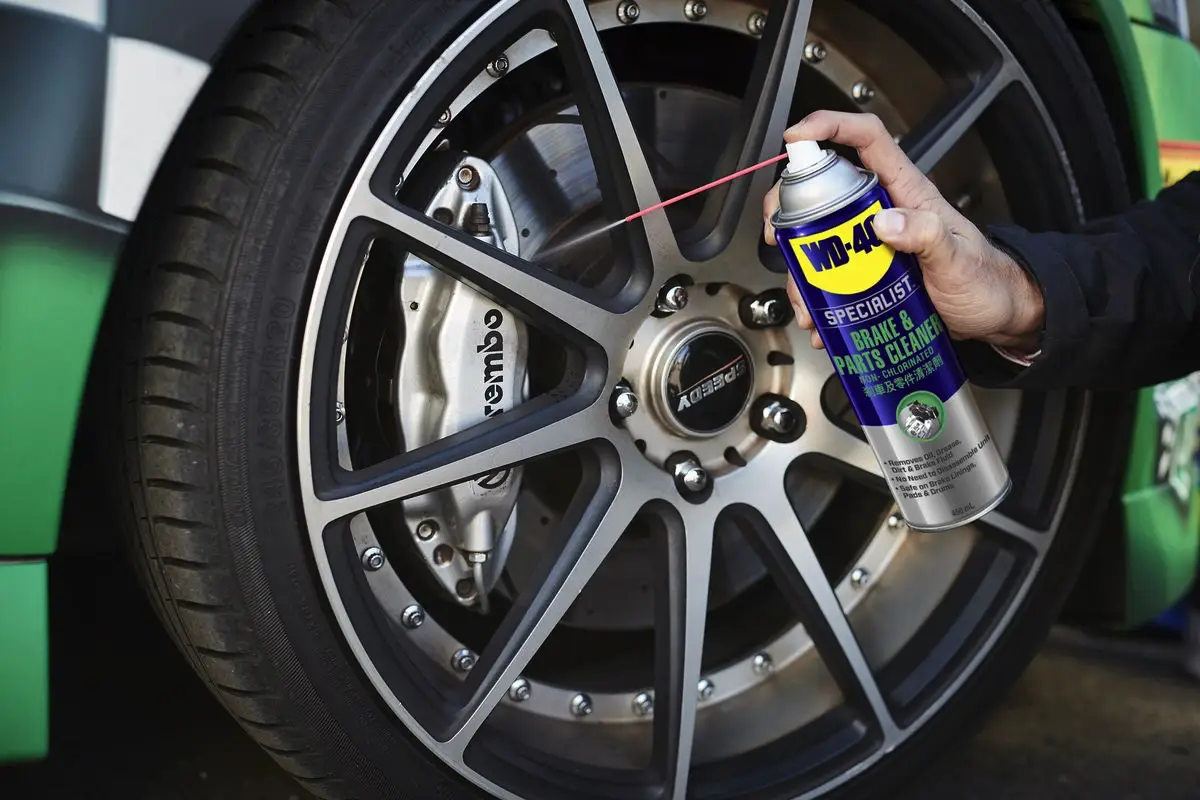 Hvor du ALDRIG skal sprøjte WD-40 på bilen: Råd fra en erfaren dansk værkstedsejer