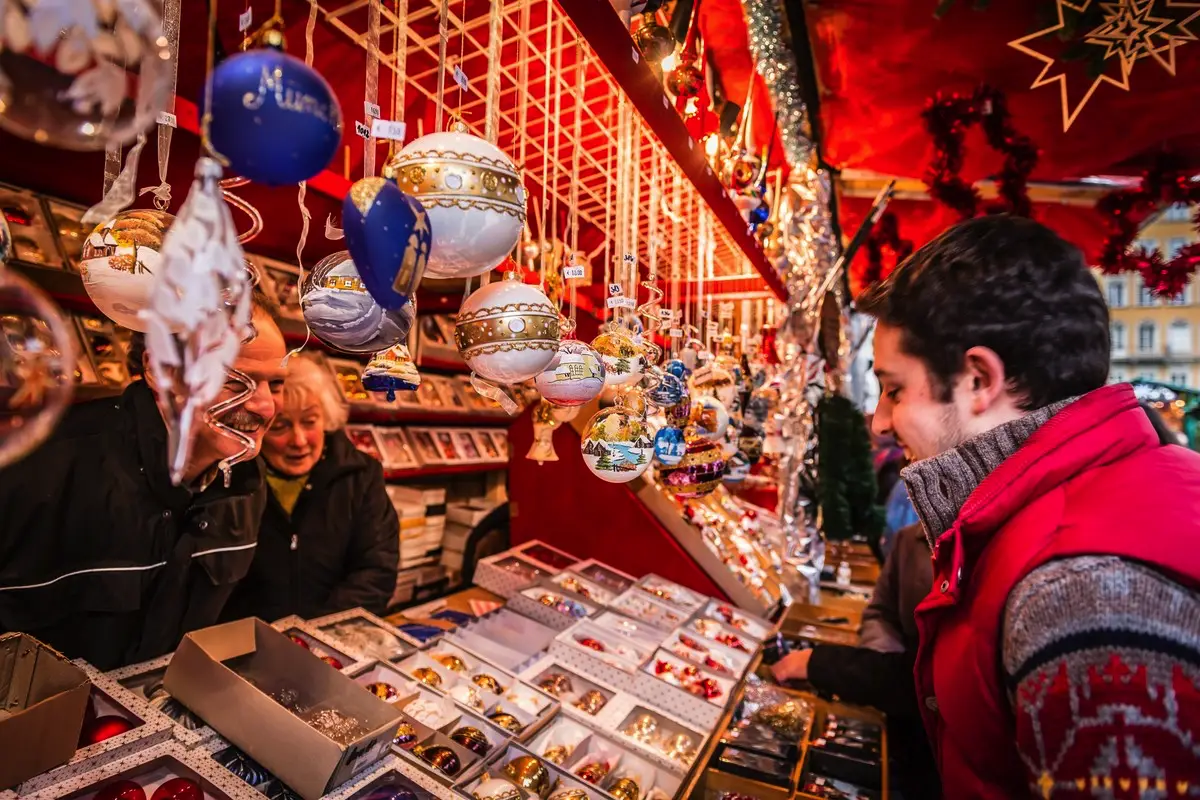 Sådan påvirker nye regler julefesterne: Lokale markeder og ændringer i dine decemberplaner!