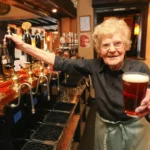 Den bedste drik til et langt liv – hemmeligheden fra en 101-årig, der stadig danser
