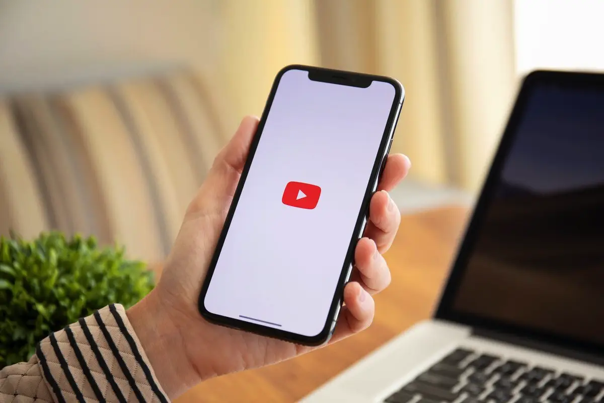 Sådan spotter du ægte videoer fra deepfakes: Nemme tegn på AI-indhold