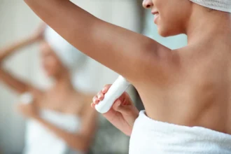 Hvad beskytter egentlig mod sved og lugt – deodorant eller antiperspirant? Sådan vælger du det rigtige