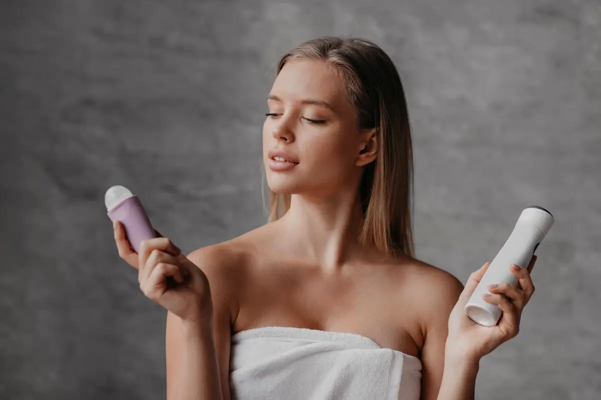 Hvad beskytter egentlig mod sved og lugt – deodorant eller antiperspirant? Sådan vælger du det rigtige