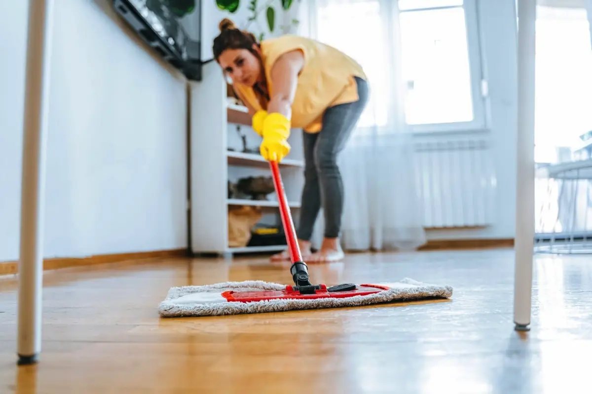 Gulvet klæber ikke mere efter vask: Tilsæt bare 3 spiseskefulde i spanden, og dit parket holder sig rent i op til 10 dage