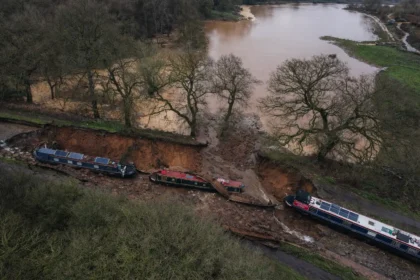 Katastrofe på 200 år gammel kanal: Både strandet på bunden efter dæmningsbrud