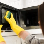 Sådan får du din mikrobølgeovn ren fra gammelt fedt – 4 nemme tricks, der virker
