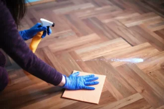 Sådan får du gulvet til at dufte frisk i 24 timer – hemmelige tricks fra professionelle rengøringsfolk