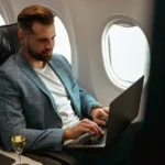 Den vanvittige besparelse: han flyver 1300 km til arbejde – fordi det er billigere end at leje bolig