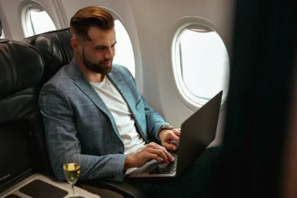 Den vanvittige besparelse: han flyver 1300 km til arbejde – fordi det er billigere end at leje bolig
