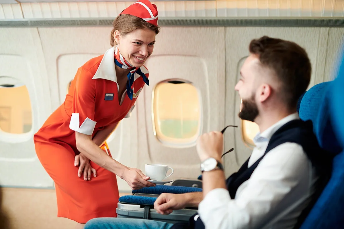 Den vanvittige besparelse: han flyver 1300 km til arbejde – fordi det er billigere end at leje bolig