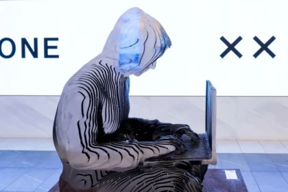 Statue af Satoshi Nakamoto opstillet på New York Stock Exchange