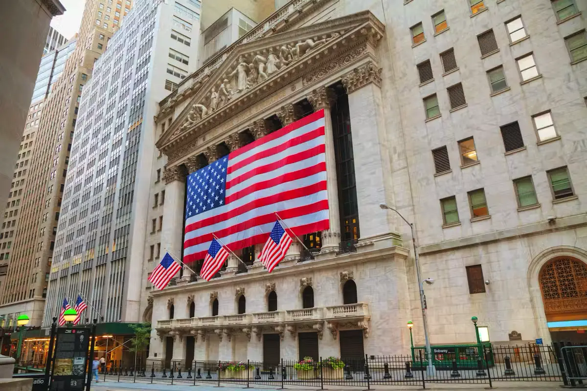 Statue af Satoshi Nakamoto opstillet på New York Stock Exchange