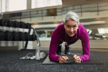 10-minutters træning: Stærkere mave efter 50 – bedre end en times cardio